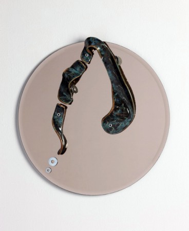 Kravaťák, 2007, zrkadlo, keramika, Ø 50 cm